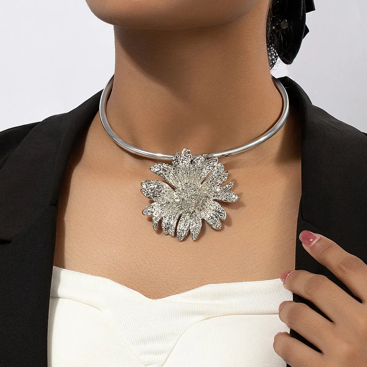 Colar Choker Girassol Geométrico Elegante